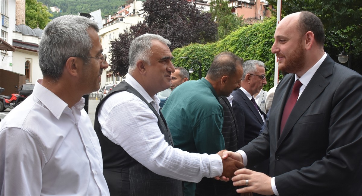 AK Parti Genel Başkan Yardımcısı ve Yalova Milletvekili Ahmet Büyükgümüş (ortada), Artvin'de...