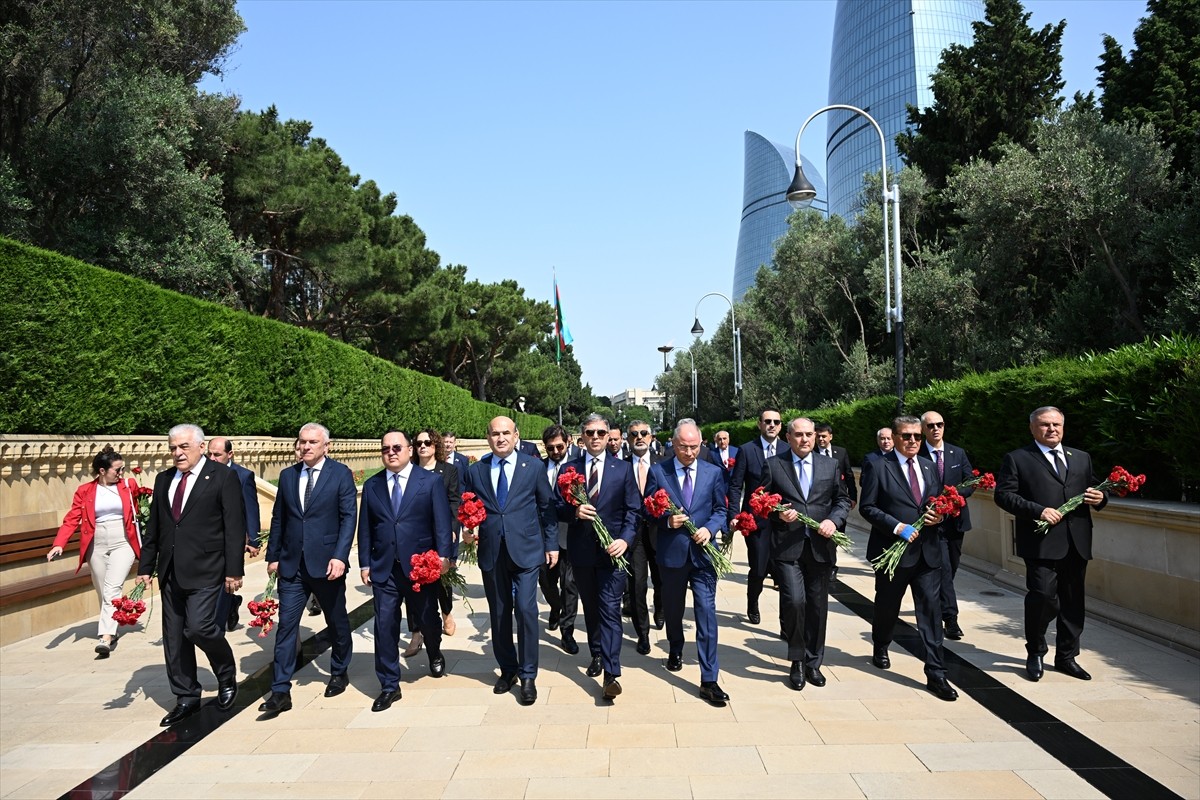 AK Parti Genel Başkanvekili Efkan Ala (sağ 5) başkanlığındaki AK Parti heyeti, Azerbaycan'ın...