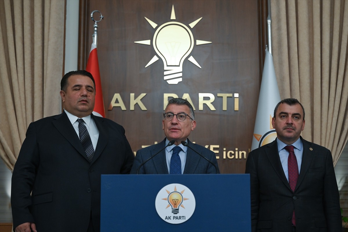 AK Parti Grup Başkanı Abdullah Güler (ortada), Çorum Milletvekili Oğuzhan Kaya (solda) ve...