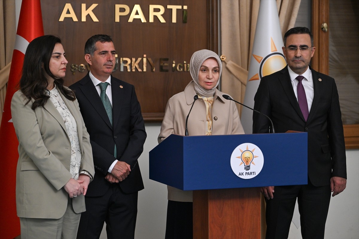 AK Parti Grup Başkanvekili Leyla Şahin Usta (sağ 2), Sağlıkla İlgili Bazı Kanunlarda ve 663 Sayılı...