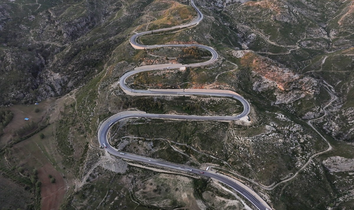 Akdeniz'i İç Anadolu'ya bağlayan Demirkapı Tüneli güzergahındaki kıvrımlı yol dronla...