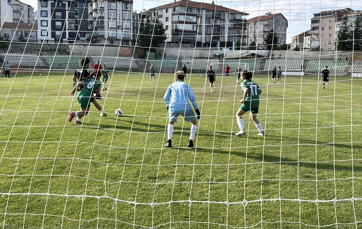 Ampute Milli Futbol Takımı, Kırşehir Futbol SK Kadın Takımı ile gösteri maçına çıktı.