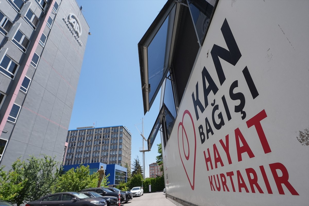 Anadolu Ajansı (AA) çalışanları, Türk Kızılay tarafından "İyilik Kanımızda Var" sloganı ile...