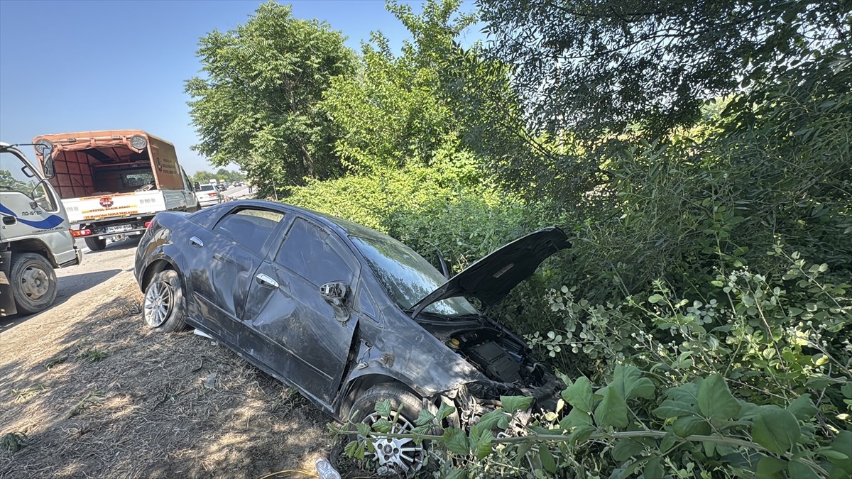 Anadolu Otoyolu'nun Sakarya kesiminde otomobil ile tankerin çarpışması sonucu 7 kişi...