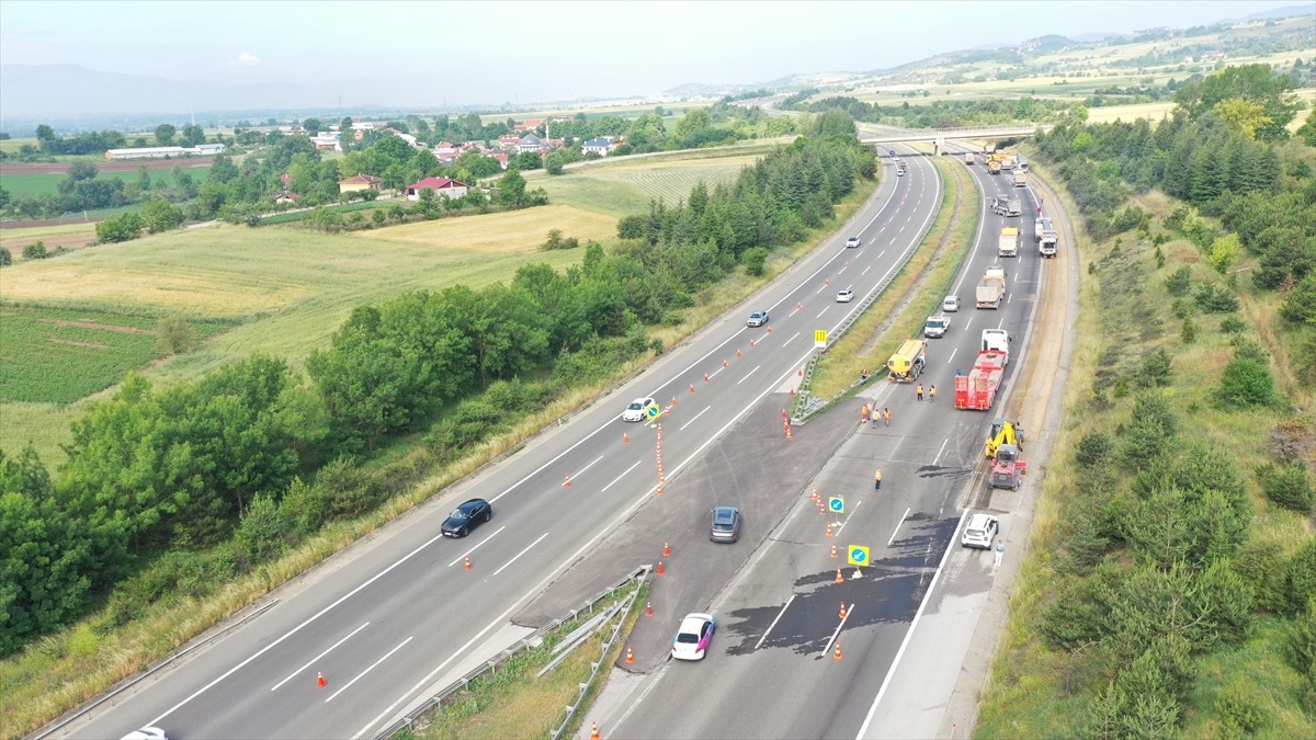 Anadolu Otoyolu Bolu kesimi İstanbul istikametinde doğu-batı kavşakları arasında üstyapı onarım...