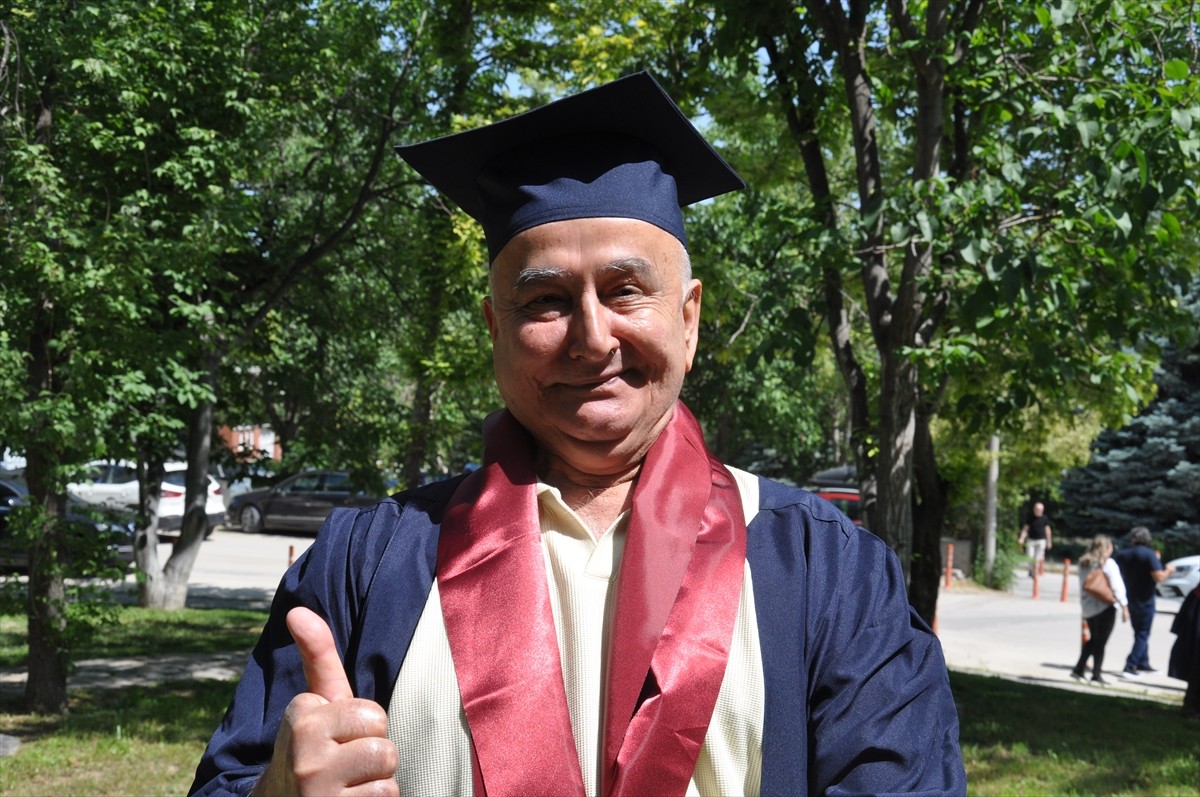 Anadolu Üniversitesi Açıköğretim Sistemi'nin çeşitli programlarından diploma alan, aralarında...