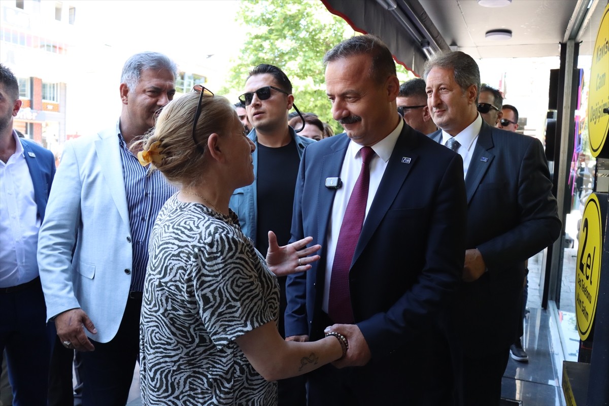 Anahtar Parti (A Parti) Genel Başkanı Yavuz Ağıralioğlu (ortada), Erzincan'da bir restoranda basın...