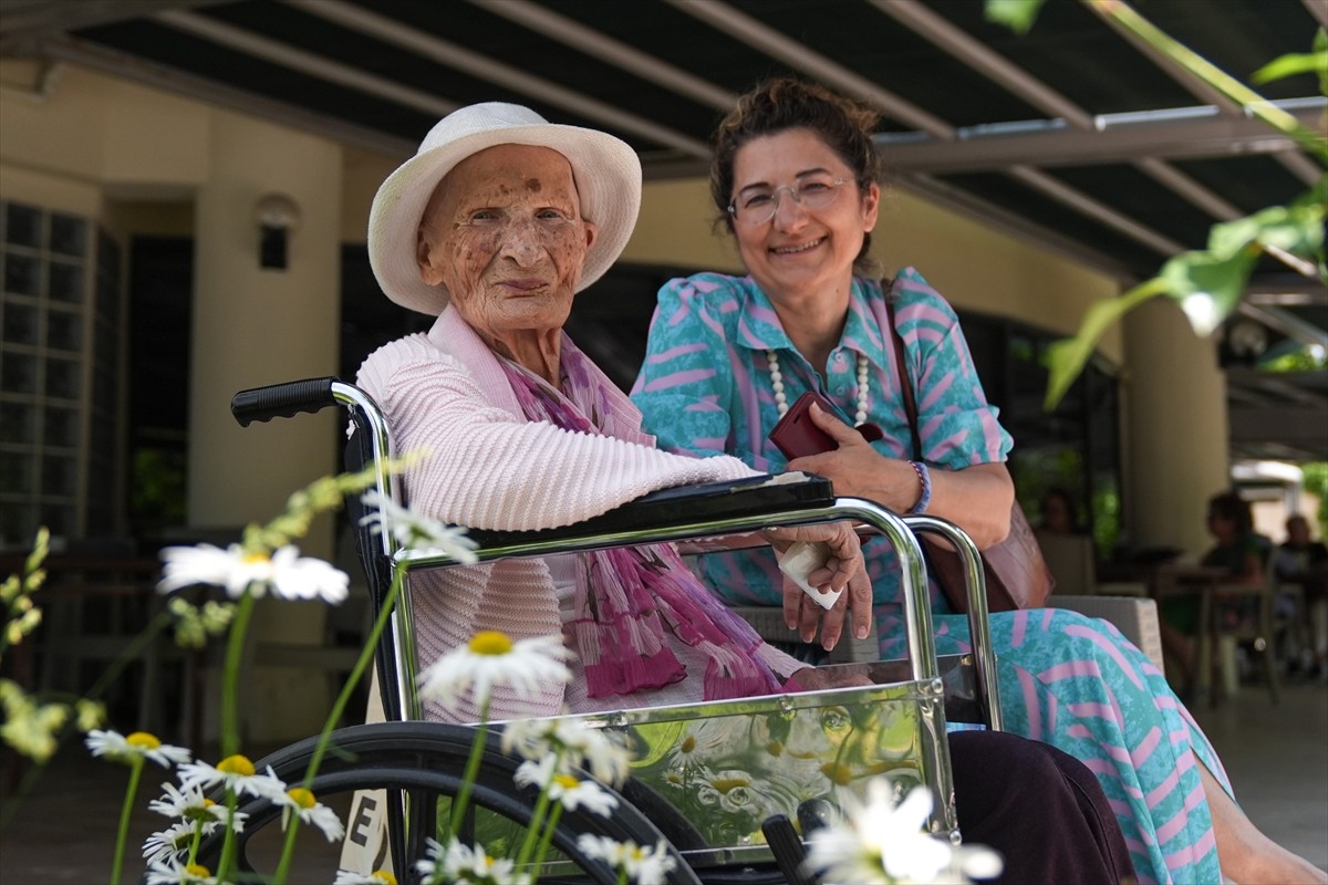 Ankara'daki 75. Yıl Huzurevi Yaşlı Bakım ve Rehabilitasyon Merkezi sakinleri, bayram dolayısıyla...