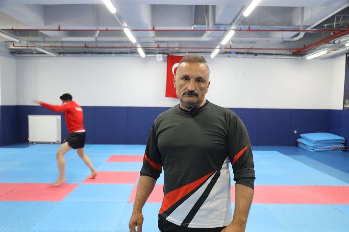 Ankara'nın Çubuk ilçesinde sporcular, Savate Combat Dünya Şampiyonası'na hazırlanıyor. Antrenör...