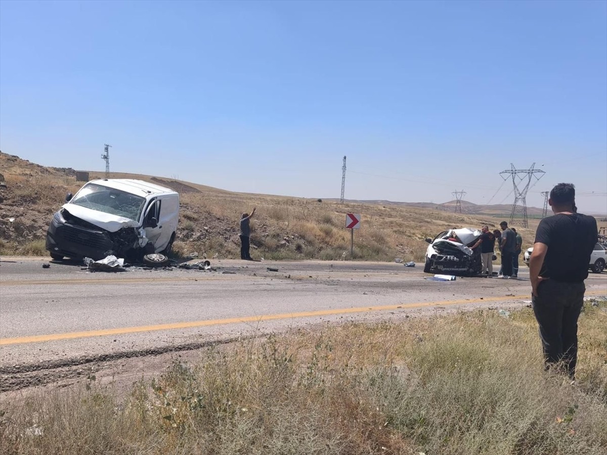 Ankara'nın Sincan ilçesinde otomobil ile hafif ticari aracın çarpışması sonucu 1 kişi hayatını...
