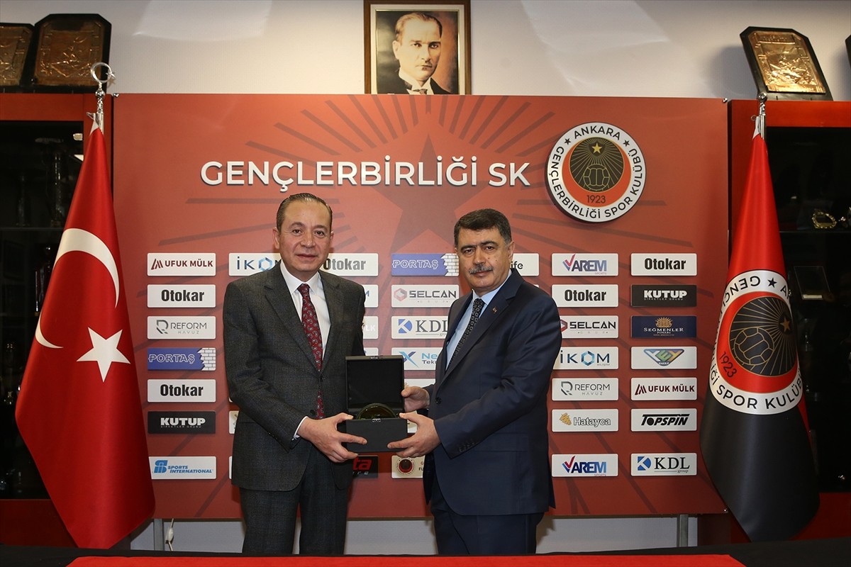 Ankara Valisi Vasip Şahin (sağda), Süper Lig'e yükselen Gençlerbirliği'ni tebrik etmek amacıyla...