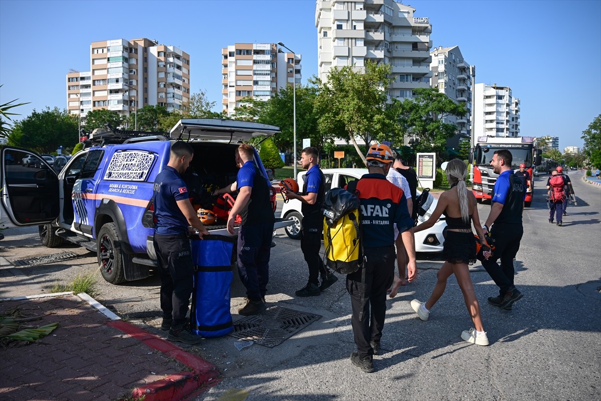 Antalya'da falezlerde mahsur kalan 3 Arnavut turist kurtarıldı. Ekiplerin çalışmasıyla kurtarılan...