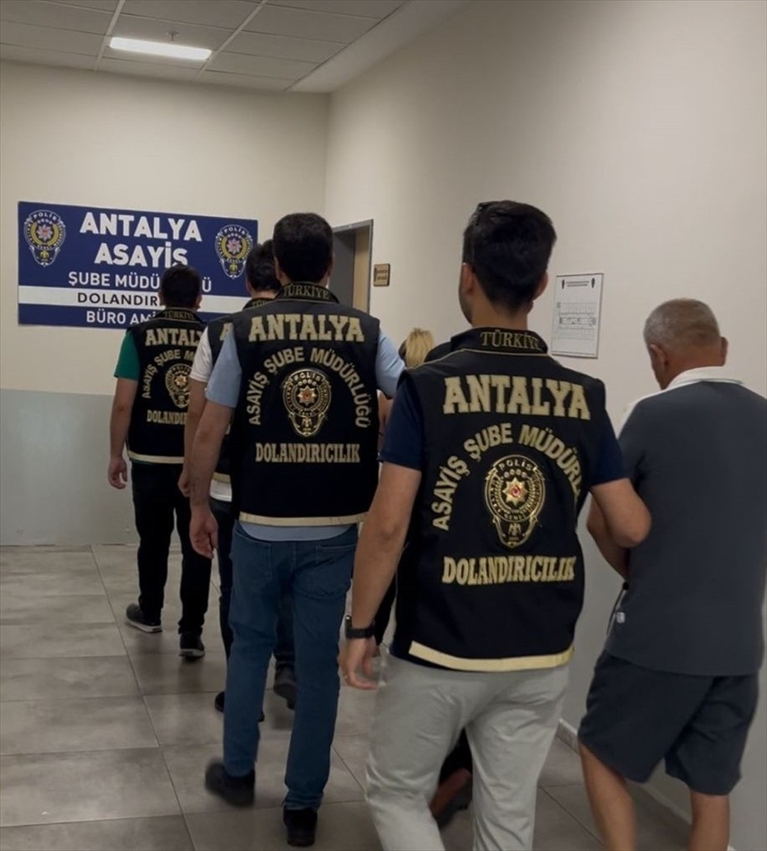 Antalya'da kuyumculara sahte altın sattıkları gerekçesiyle gözaltına alınan 4 şüpheliden 2'si...