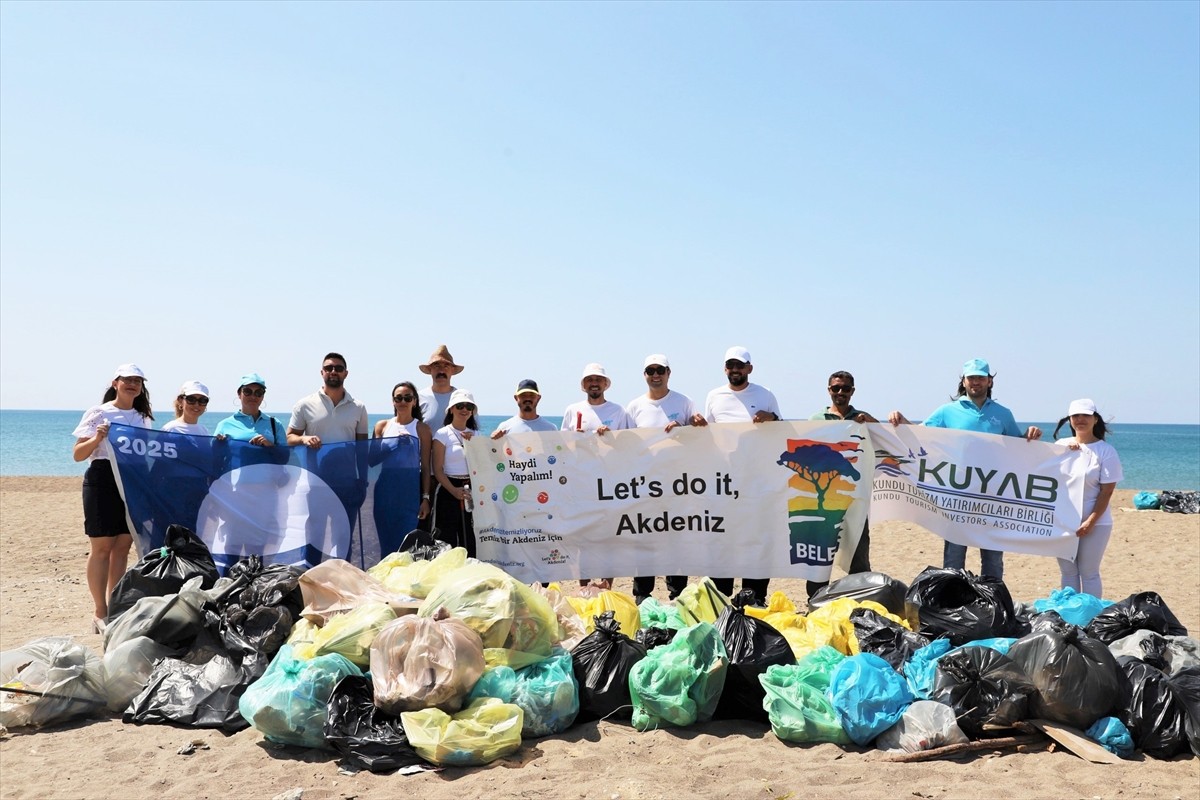 Antalya'da "16 Haziran Dünya Deniz Kaplumbağaları Günü" dolayısıyla Kumköy sahilinde kıyı...