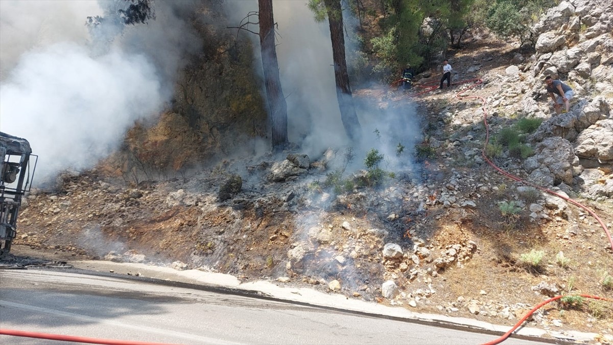 Antalya'da seyir halindeki otobüste başlayıp, ormana sıçrayan yangın ekiplerin çalışması sonucu...