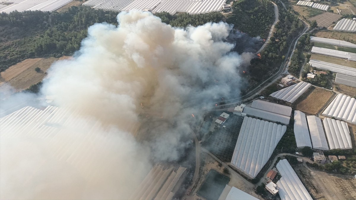 Antalya'nın Aksu ilçesinde çıkan 2 ayrı orman yangınına havadan ve karadan müdahale...