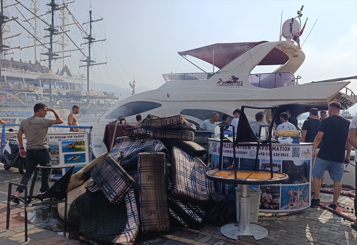 Antalya'nın Alanya ilçesinde, barınakta demirli lüks gezi teknesinde çıkan yangın ekiplerin ve...