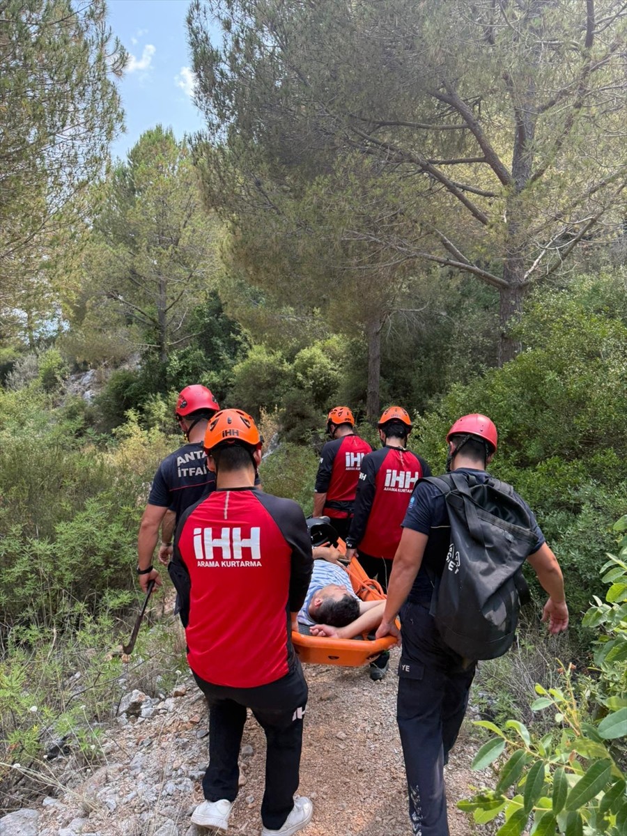 Antalya'nın Alanya ilçesinde kalkış sırasında kayalık alana düşen yamaç paraşütü pilotu...