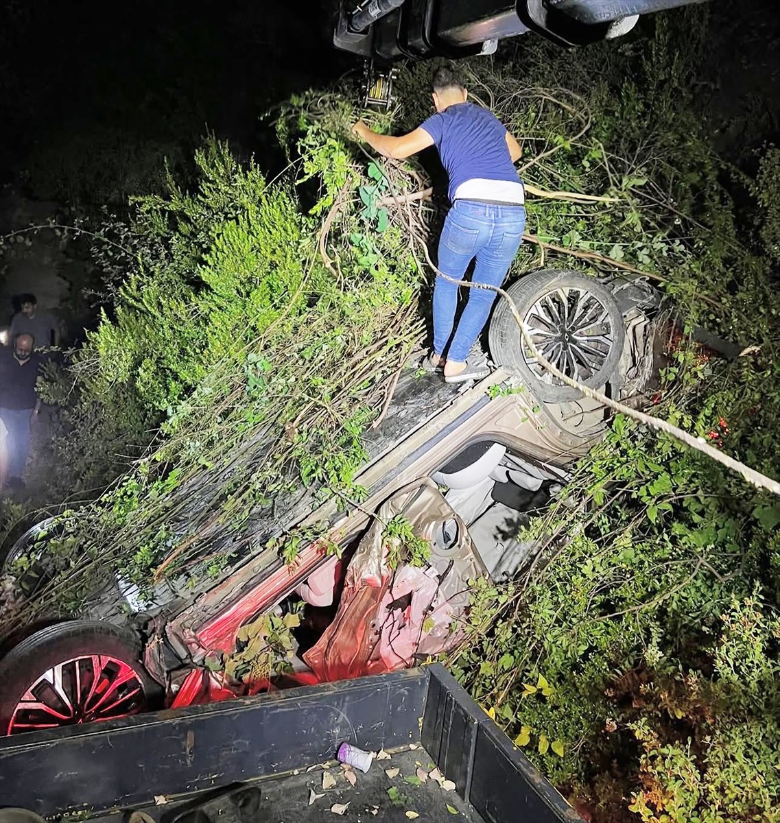 Antalya'nın Alanya ilçesinde, otomobilin uçuruma devrilmesi sonucu sürücü yaşamını...