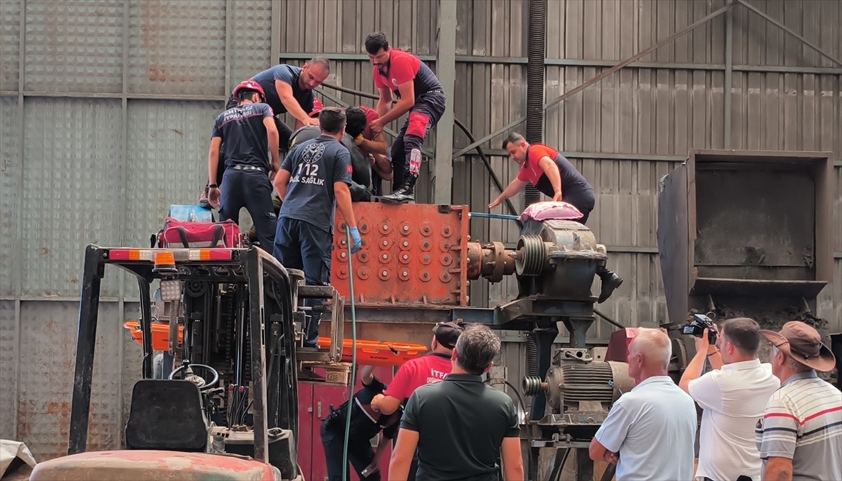 Antalya'nın Döşemealtı ilçesinde geri dönüşüm tesisindeki makineye bacaklarını kaptıran işçi...