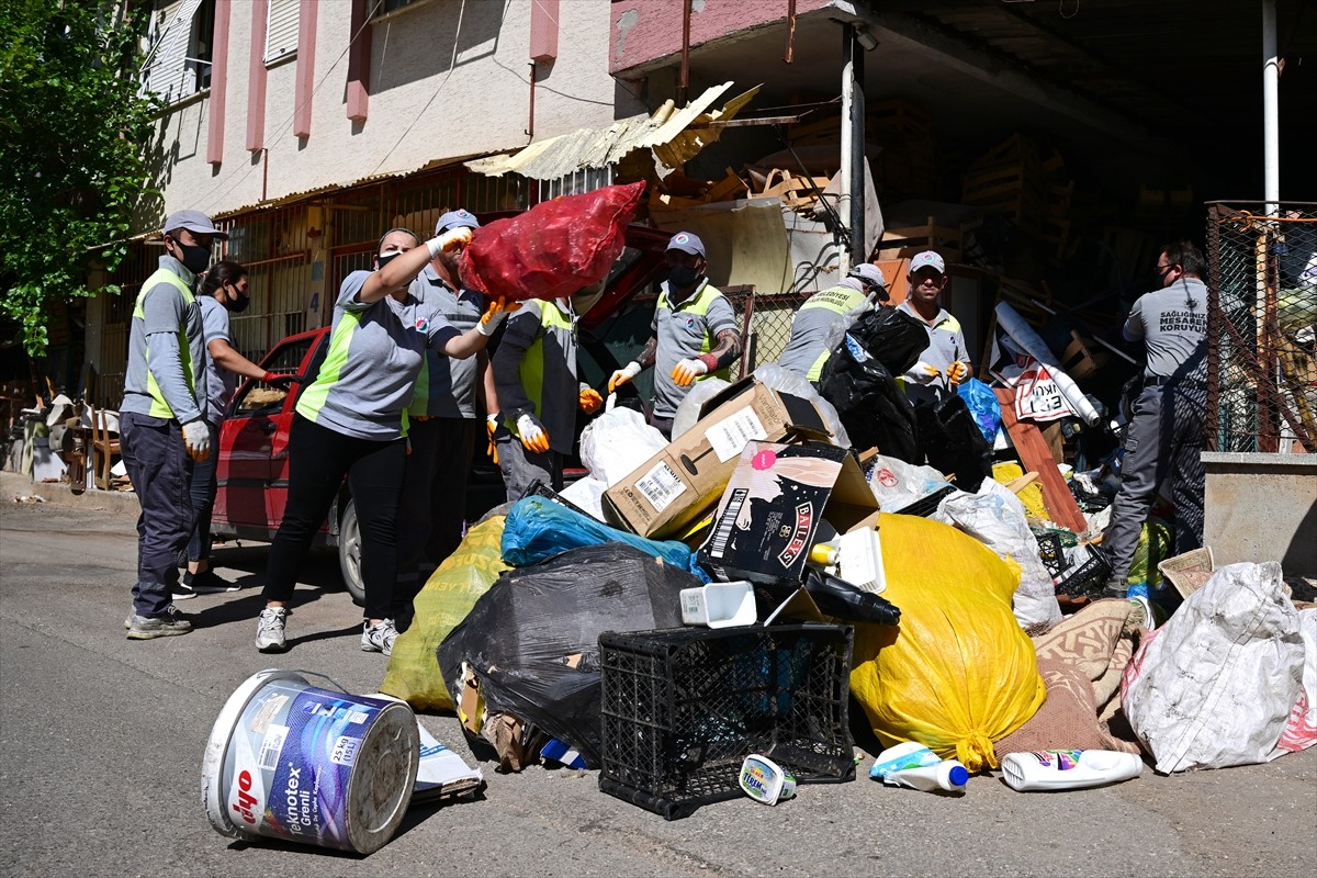 Antalya'nın Kepez ilçesinde atık biriktirildiği belirlenen 6 katlı bir binadan yaklaşık 20 kamyon...