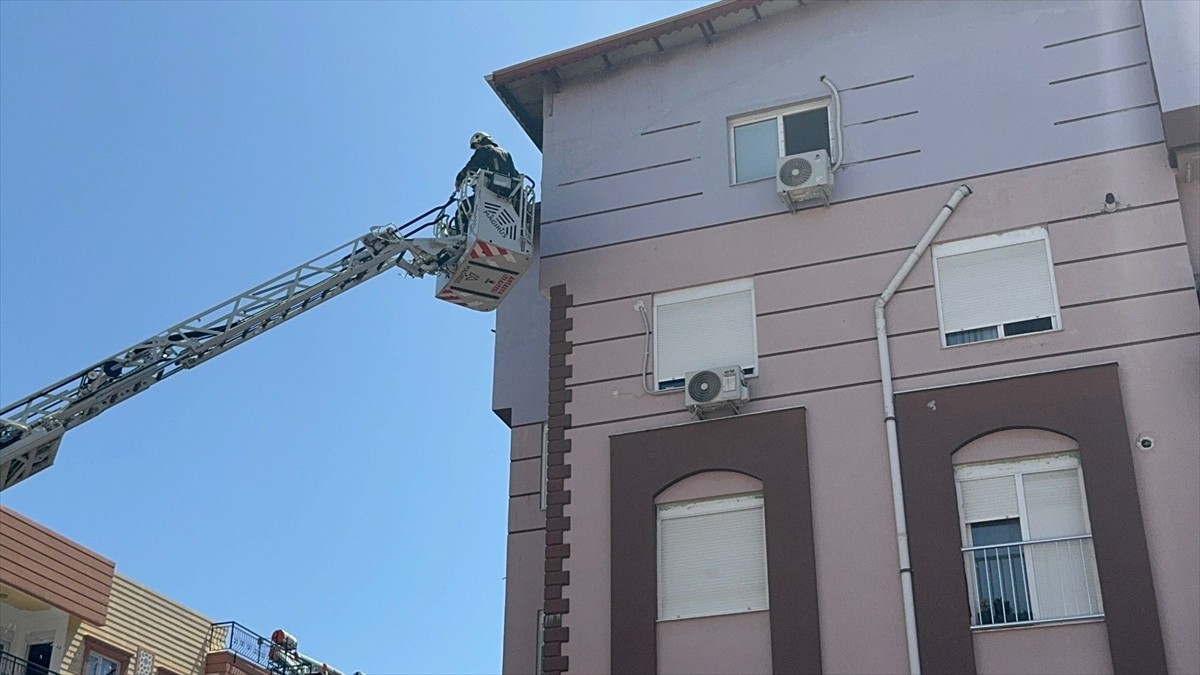 Antalya'nın Kepez ilçesinde evde çıkan yangın itfaiye ekiplerinin müdahalesiyle...