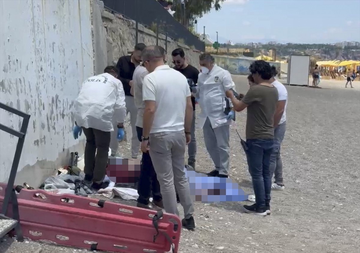 Antalya'nın Konyaaltı ilçesinde sahil kenarında erkek cesedi bulundu. Polis ekipleri olay yerinde...
