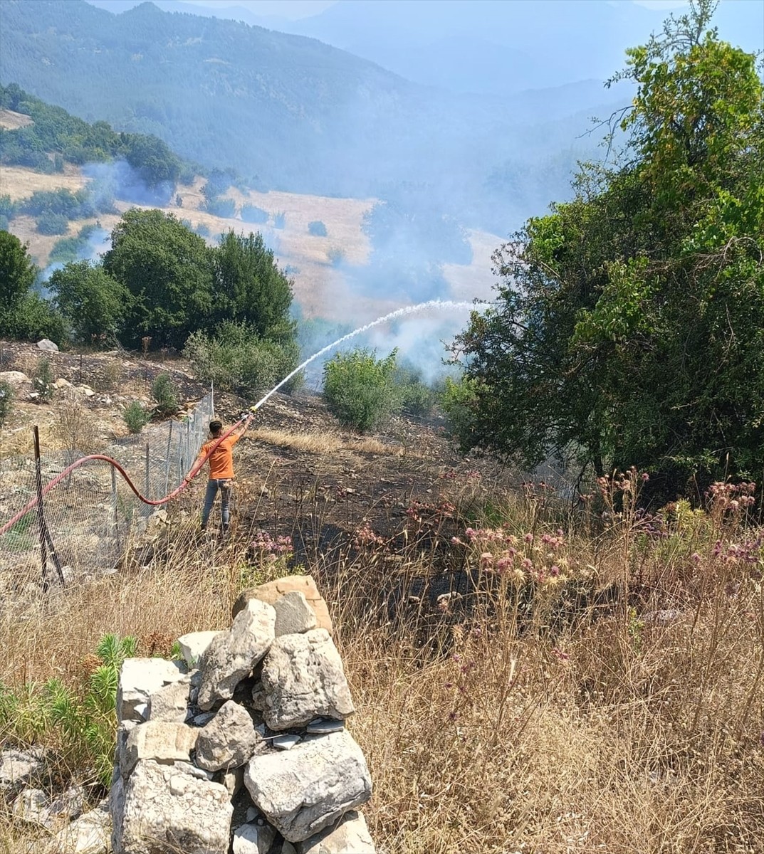 Antalya'nın Kumluca ilçesinde makilik alanda çıkan ve ormanlık alanı tehdit eden yangına havadan...