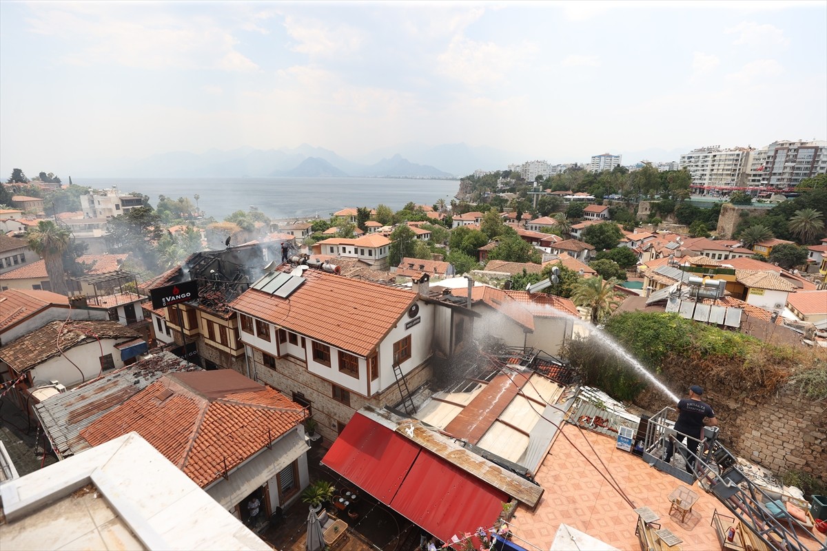Antalya'nın Muratpaşa ilçesindeki tarihi Kaleiçi'ndeki bir otelde başlayan ve yanındaki 2...
