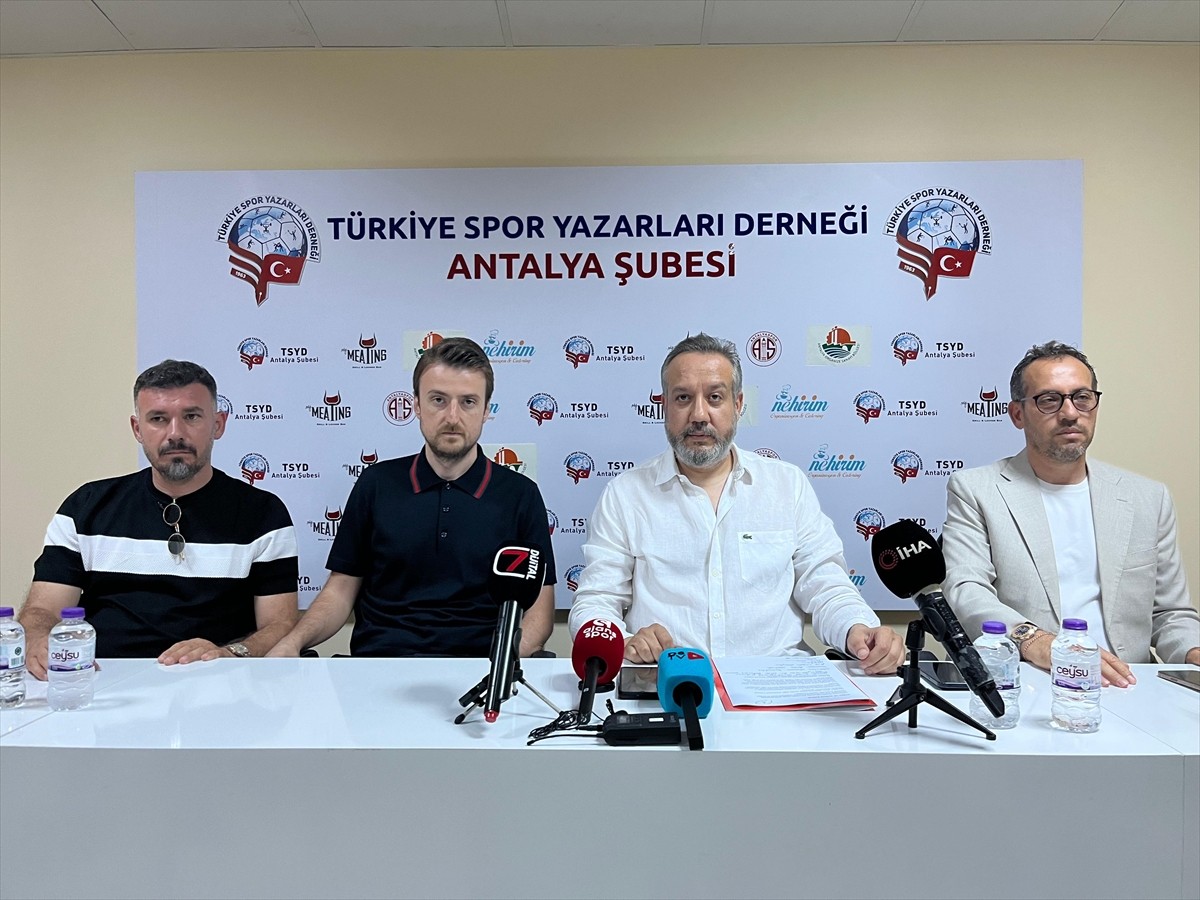 Antalyaspor Başkanı Sinan Boztepe (sağ 2), yönetimi toplayıp genel kurul kararı alacağını ve...