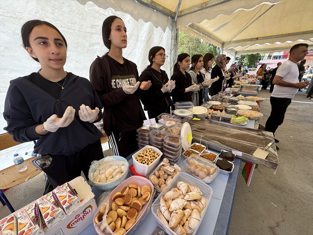 Ardahan'da İl Milli Eğitim Müdürlüğü organizesinde öğrenciler, İsrail'in saldırıları altındaki...
