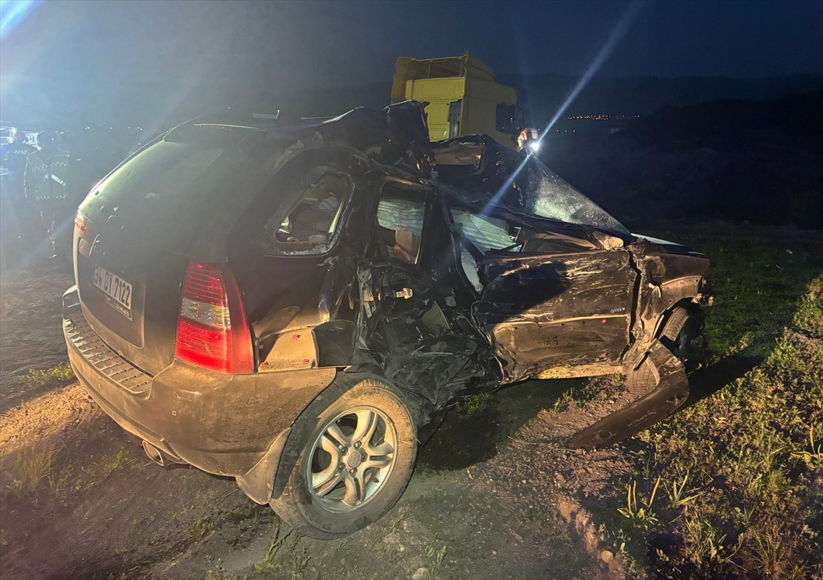 Ardahan'ın Çıldır ilçesinde, tır ile SUV aracın çarpıştığı kazada 2 kişi öldü, 2 kişi...