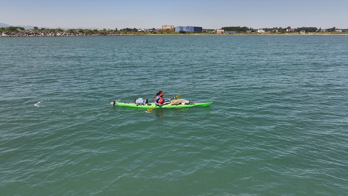 Artvin'den yola çıkarak deniz yoluyla Hatay'a ulaşmayı hedefleyen 52 yaşındaki kano sporcusu Oral...