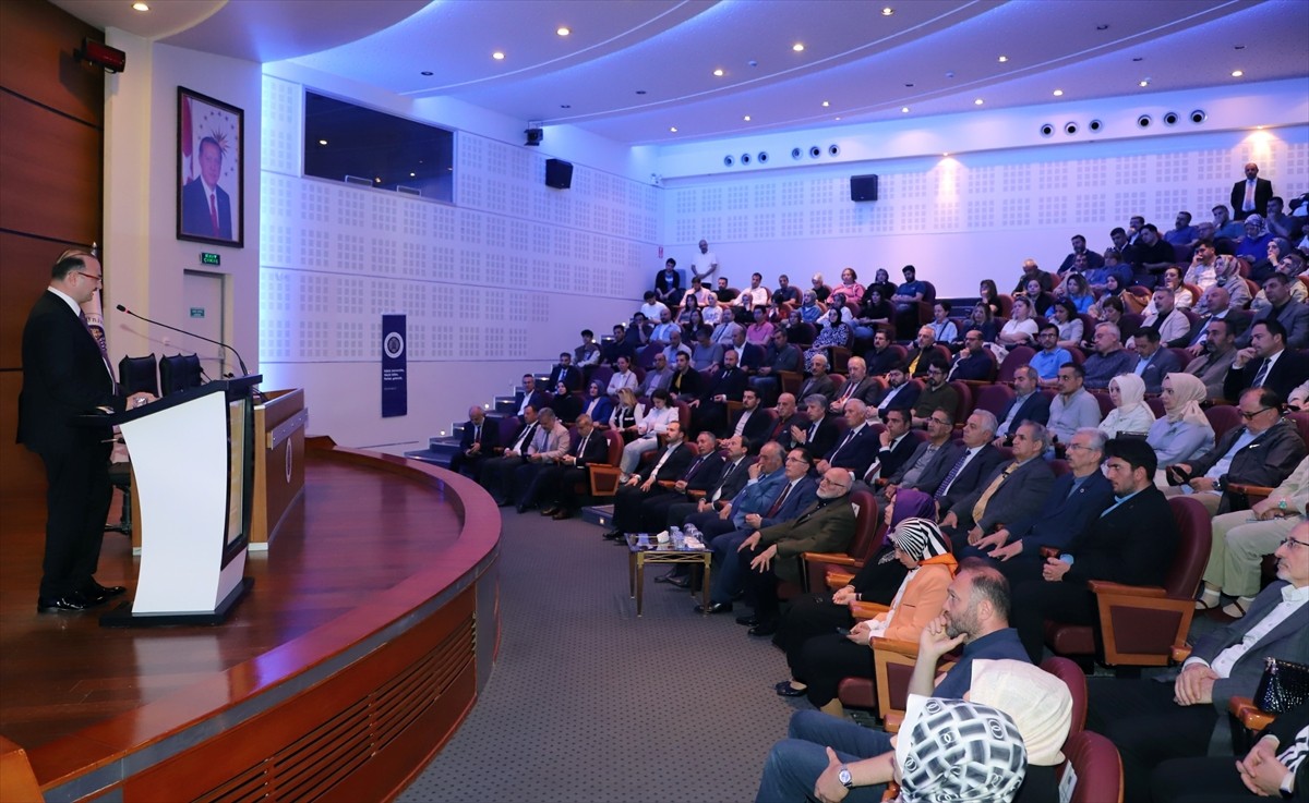 Atatürk Üniversitesi'nde, Türkiye Yüzyılı vizyonunda yükseköğretimin etkisinin ele alındığı...