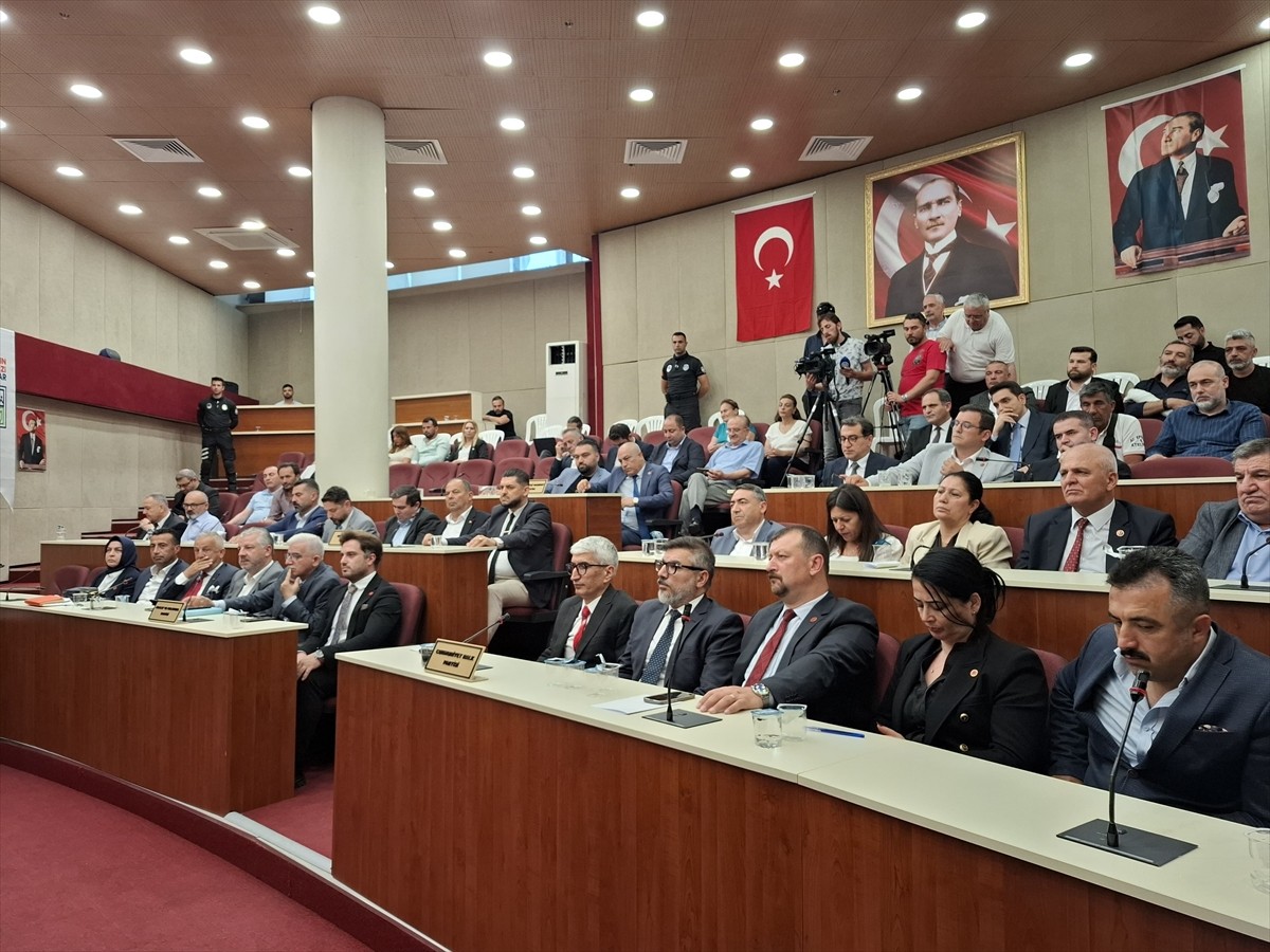 Avcılar Belediye Meclisinde, tutuklanmasının ardından görevinden uzaklaştırılan Belediye Başkanı...