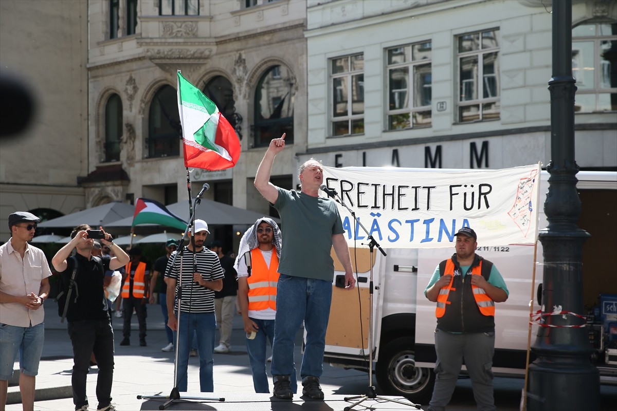 Avusturya'nın başkenti Viyana'da yüzlerce Filistin destekçisi, İsrail'in Gazze'de sürdürdüğü...