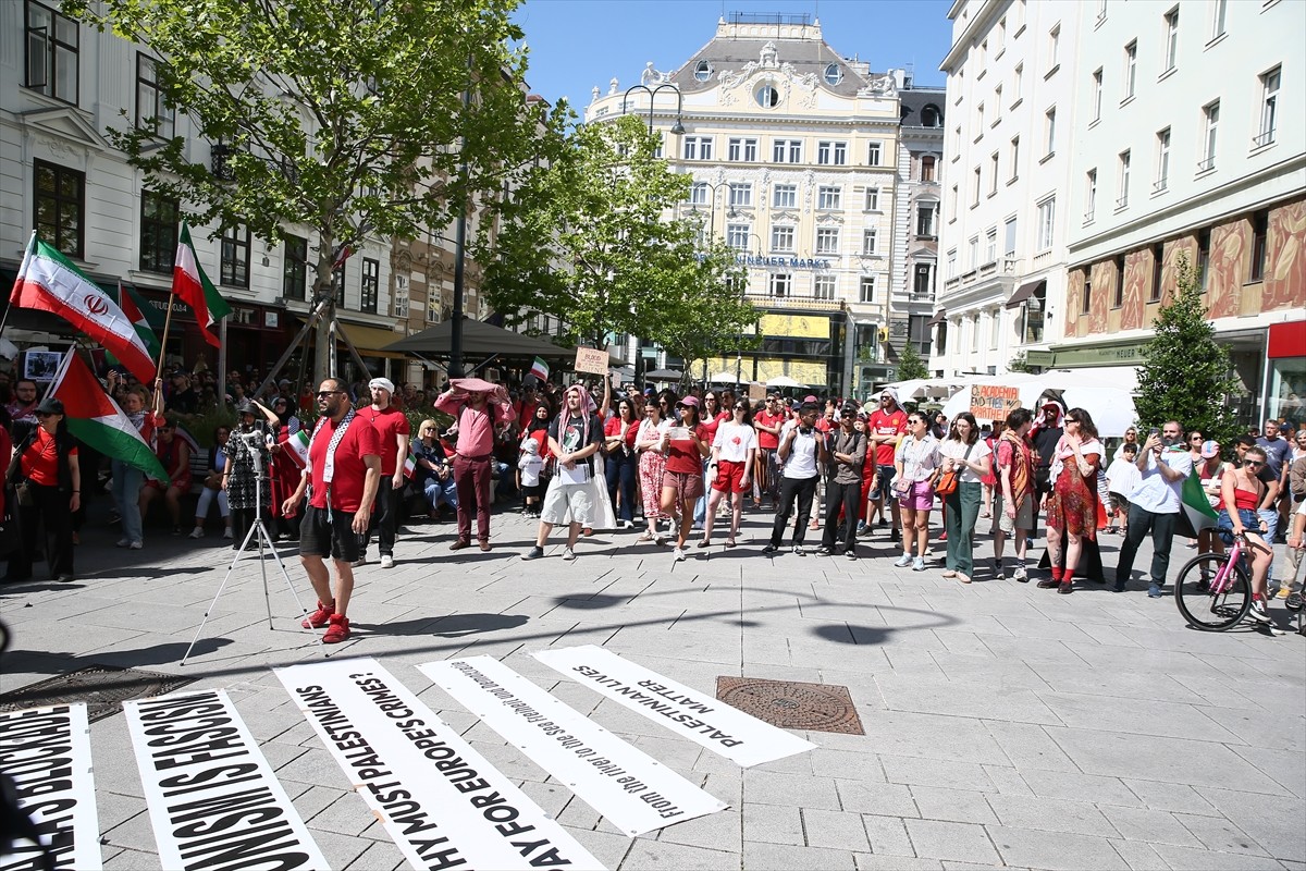 Avusturya'nın başkenti Viyana'da yüzlerce Filistin destekçisi, İsrail'in Gazze'de sürdürdüğü...