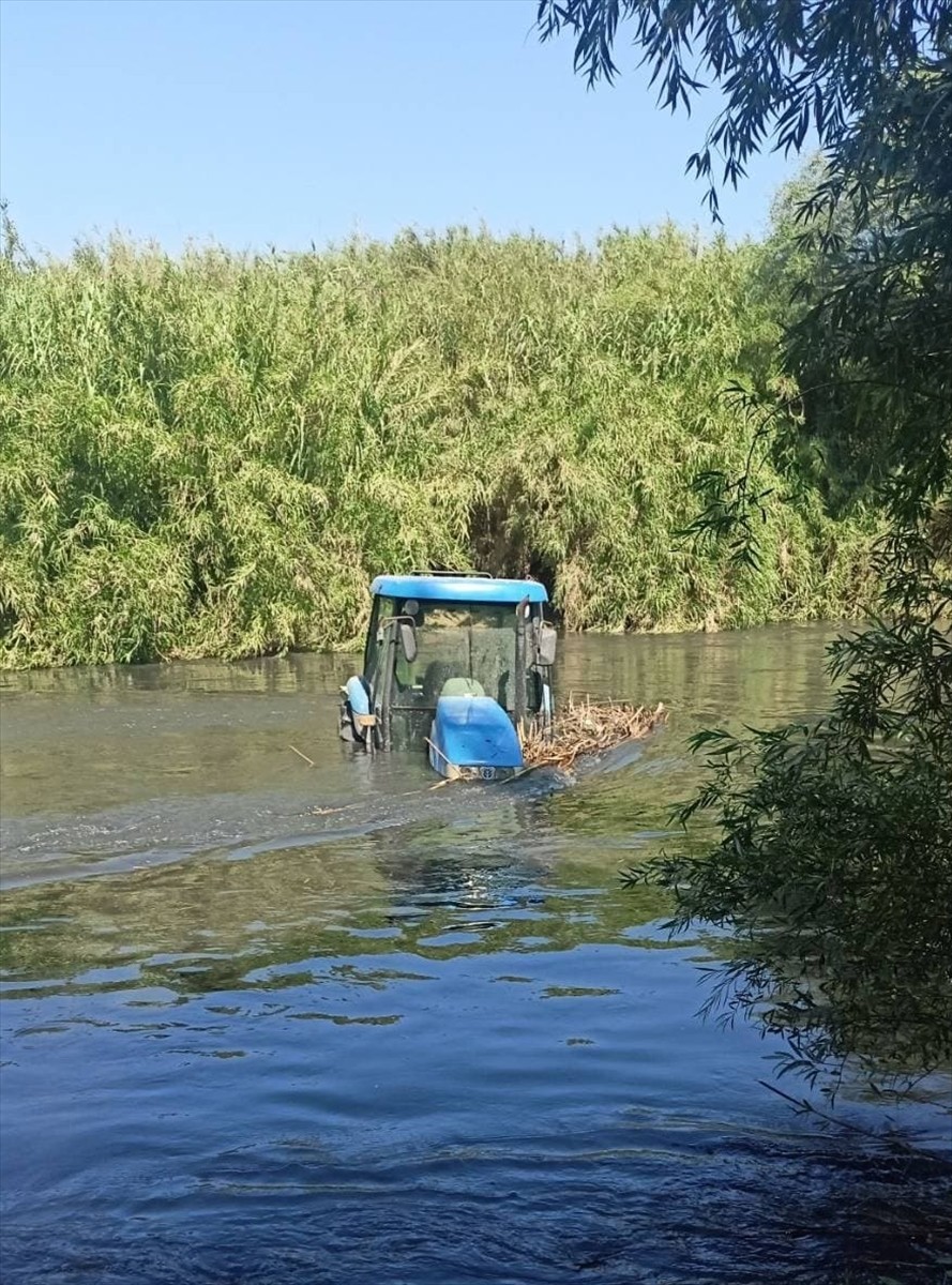Aydın'da traktörüyle geçmek istediği Büyük Menderes Nehri'nde su seviyesinin ani yükselmesi...