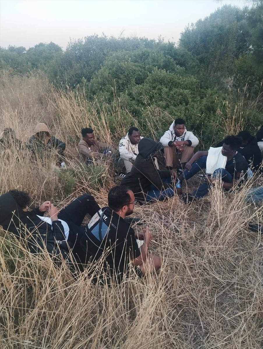 Aydın'ın Didim ilçesinde yasa dışı yollarla yurt dışına geçmeye çalışan 16 düzensiz göçmen ile...