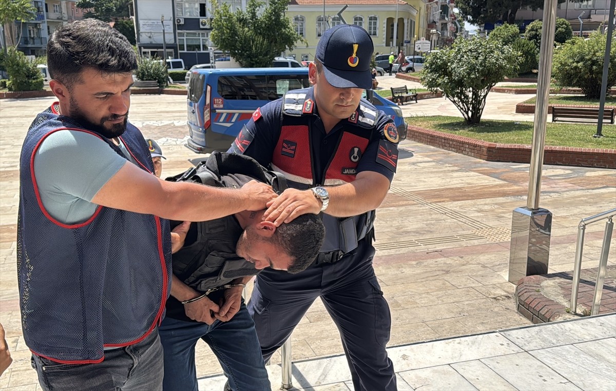 Aydın'ın İncirliova ilçesinde teyzesinin kocasını bıçaklayarak öldürdüğü ileri sürülen şüpheli...