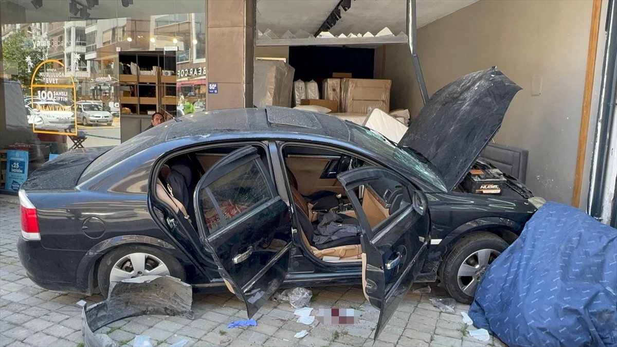 Aydın'ın Söke ilçesinde kaldırımda bekleyen kişiye çarpan otomobil, mobilya mağazasına girdi. Olay...