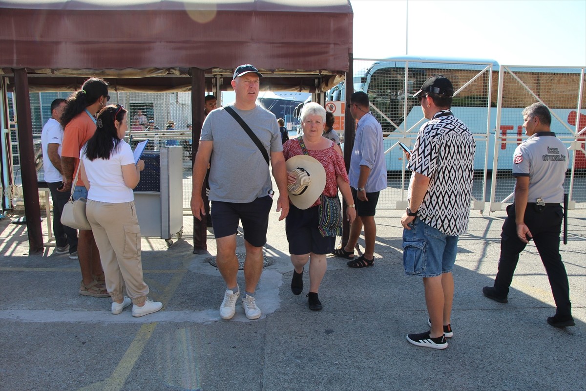 Bahama bayraklı kruvaziyer "Marella Discovery 2", Antalya'nın Alanya ilçesine geldi. 