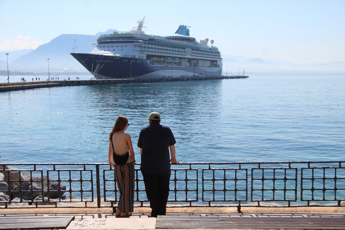 Bahama bayraklı "Marella Discovery 2" adlı kruvaziyer, Antalya'nın Alanya ilçesine geldi.