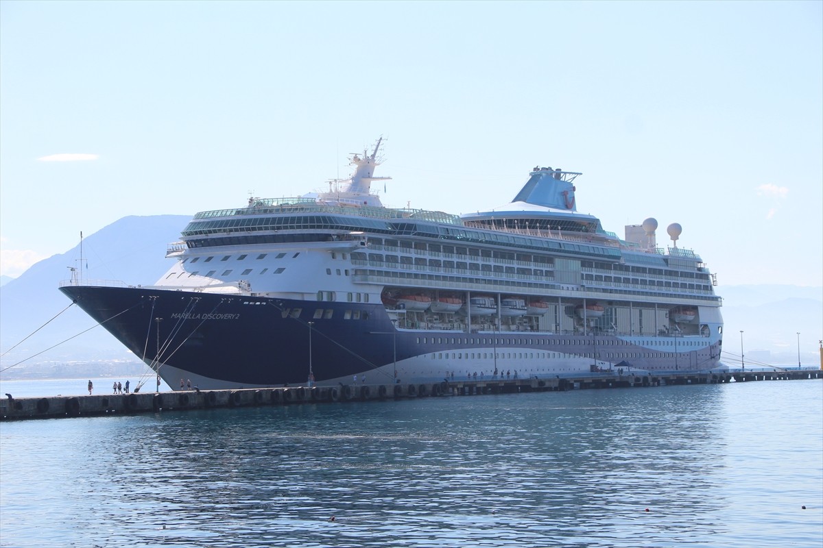Bahama bayraklı "Marella Discovery 2" adlı kruvaziyer, Antalya'nın Alanya ilçesine geldi.