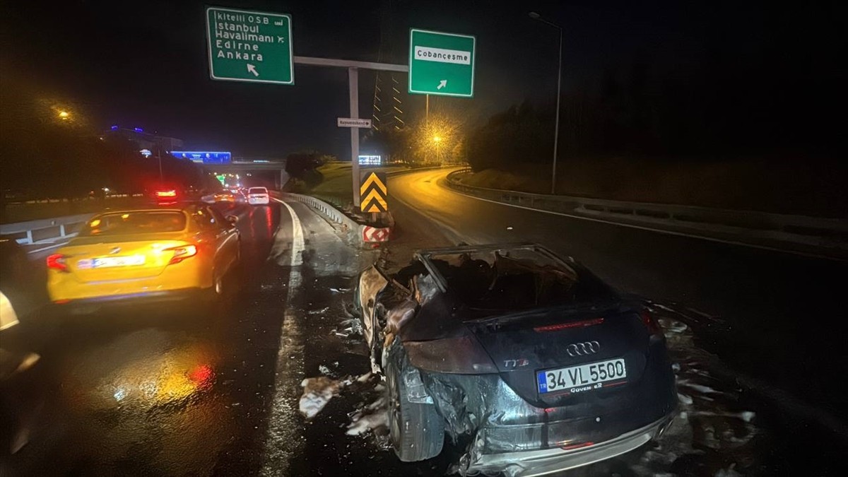 Bahçelievler'de seyir halindeyken yanan otomobil kullanılamaz hale geldi.