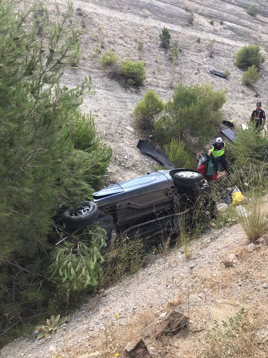 Balıkesir'de otomobilin şarampole devrilmesi sonucu 5 kişi yaralandı.