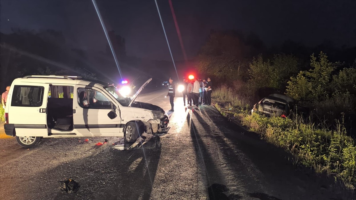 Bartın'da otomobil ile hafif ticari aracın çarpışması sonucu 1'i ağır 8 kişi yaralandı.