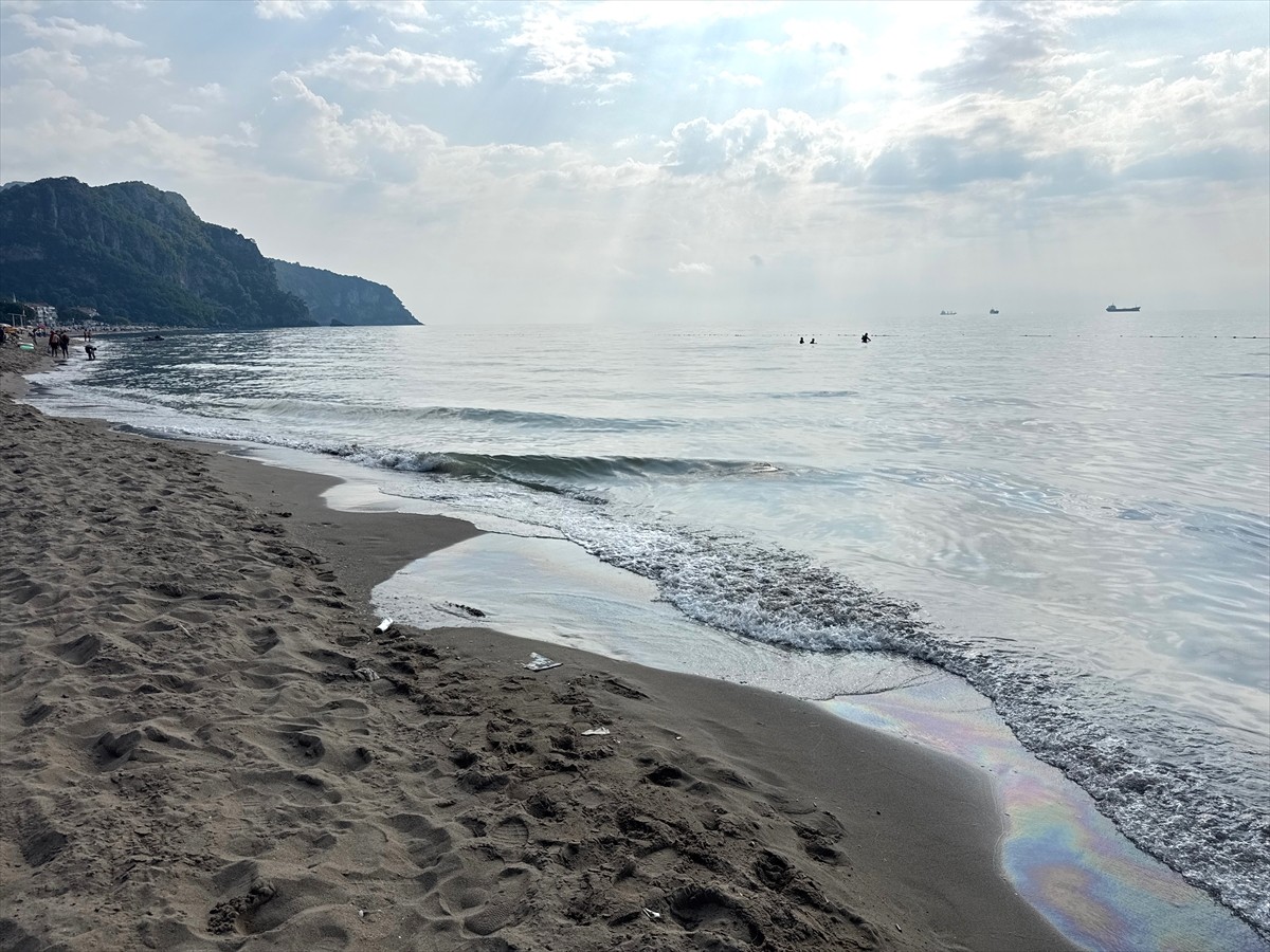 Bartın'ın İnkumu tatil beldesinde denizde oluşan kirlilik ve petrol ürünü kokusu sebebiyle denize...