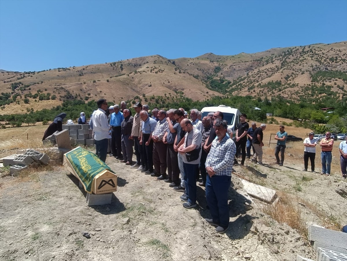 Batman'daki trafik kazasında hayatını kaybeden Aliye Yılmaz'ın cenazesi Elazığ'ın Alacakaya...