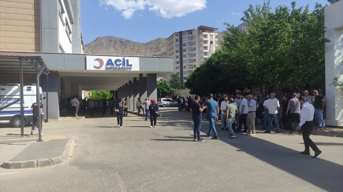 Batman'ın Sason ilçesinde bilirkişi heyetini taşıyan aracın şarampole yuvarlanması sonucu 5 kişi...